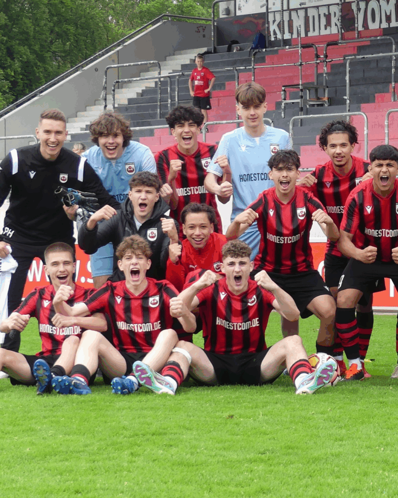 Jugendspieler des SV Lippstadt 08 bejubeln einen Sieg im Stadion.