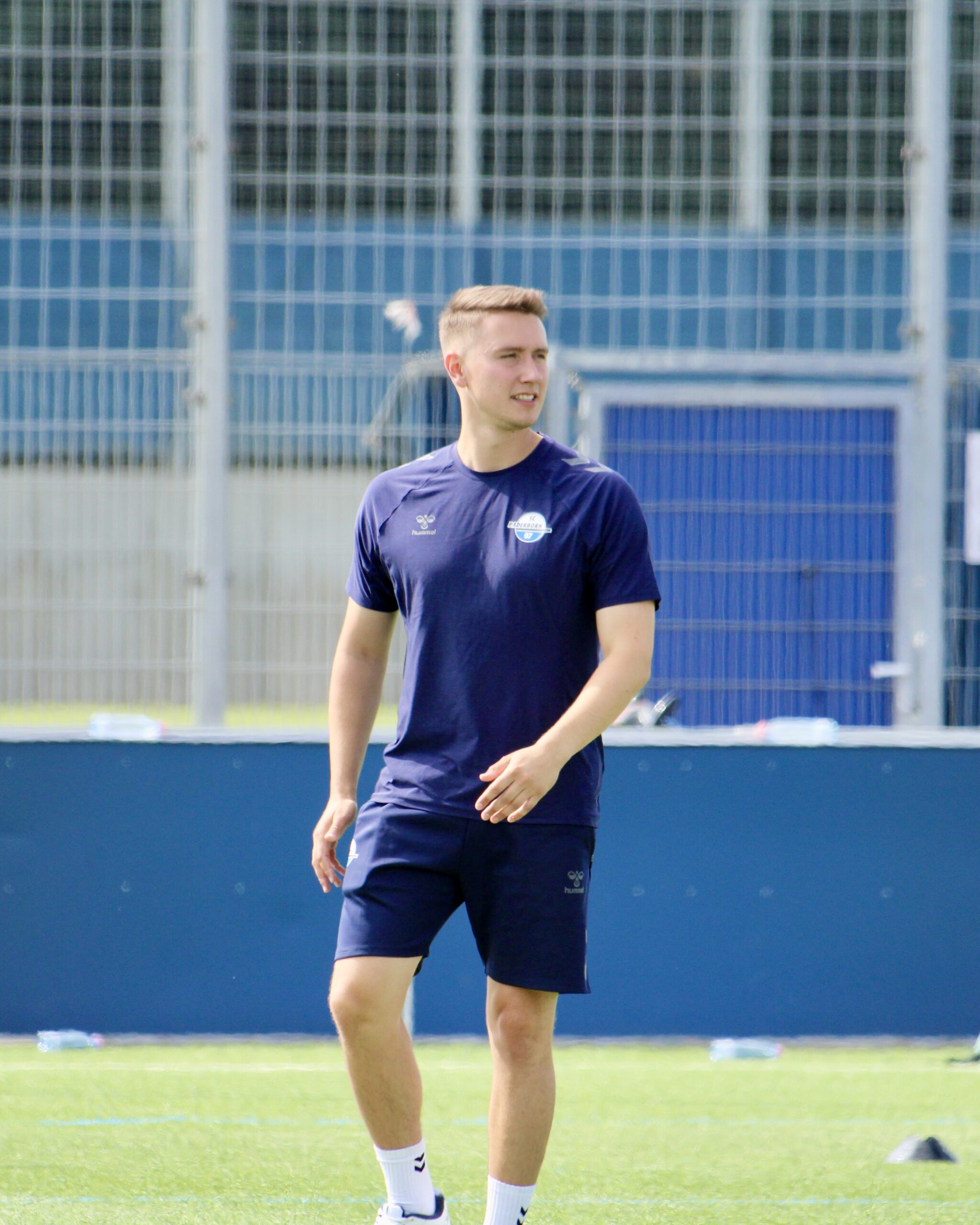 Ein Fußballtrainer des SC Paderborn 07 schaut zur Seite.